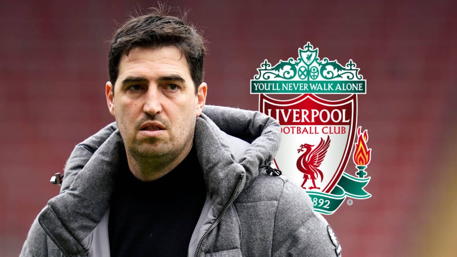 Entrenador de Liverpool con escudo del club de fondo