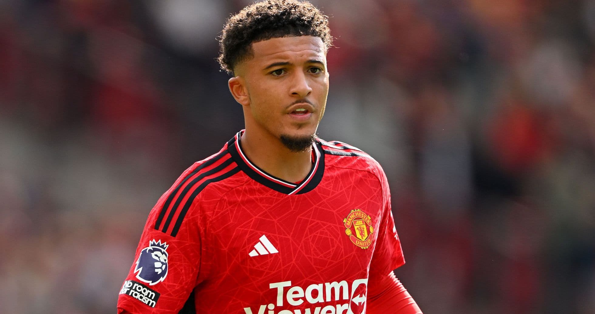 Jugador de Manchester United en camiseta roja en acción