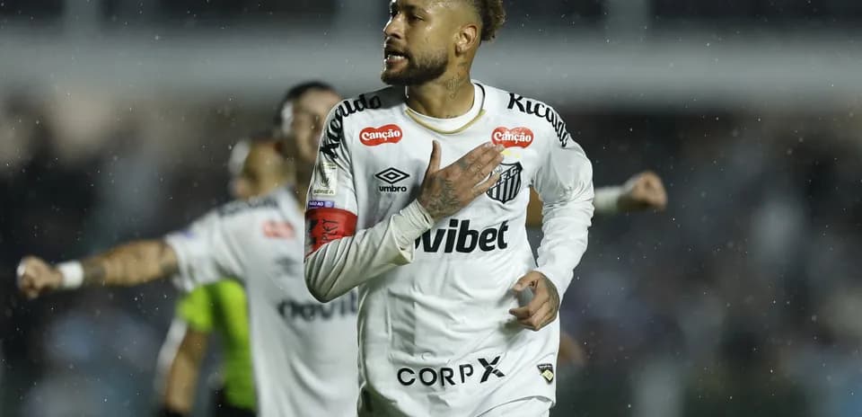 Neymar celebrando gol con camiseta de Santos
