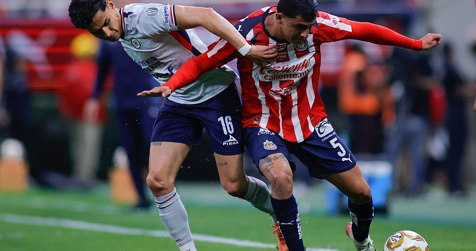 Jugadores de Chivas y Cruz Azul disputando el balón