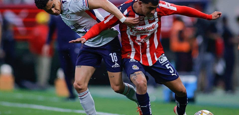 Jugadores de Chivas y Cruz Azul disputando el balón