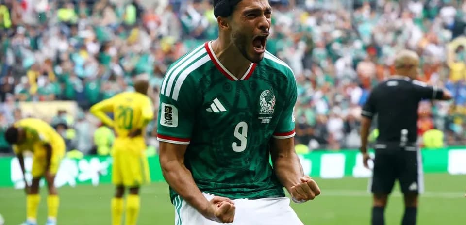 Jugador de México celebra un gol en el partido