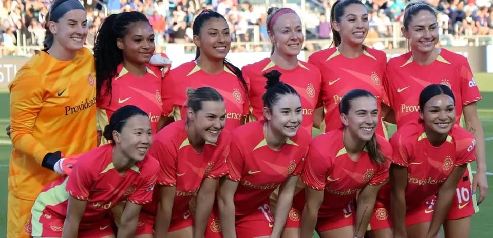 Equipo Portland Thorns W posando en el campo