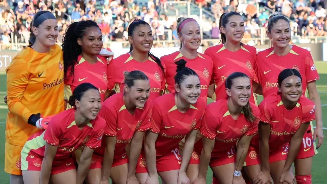 Equipo Portland Thorns W posando en el campo