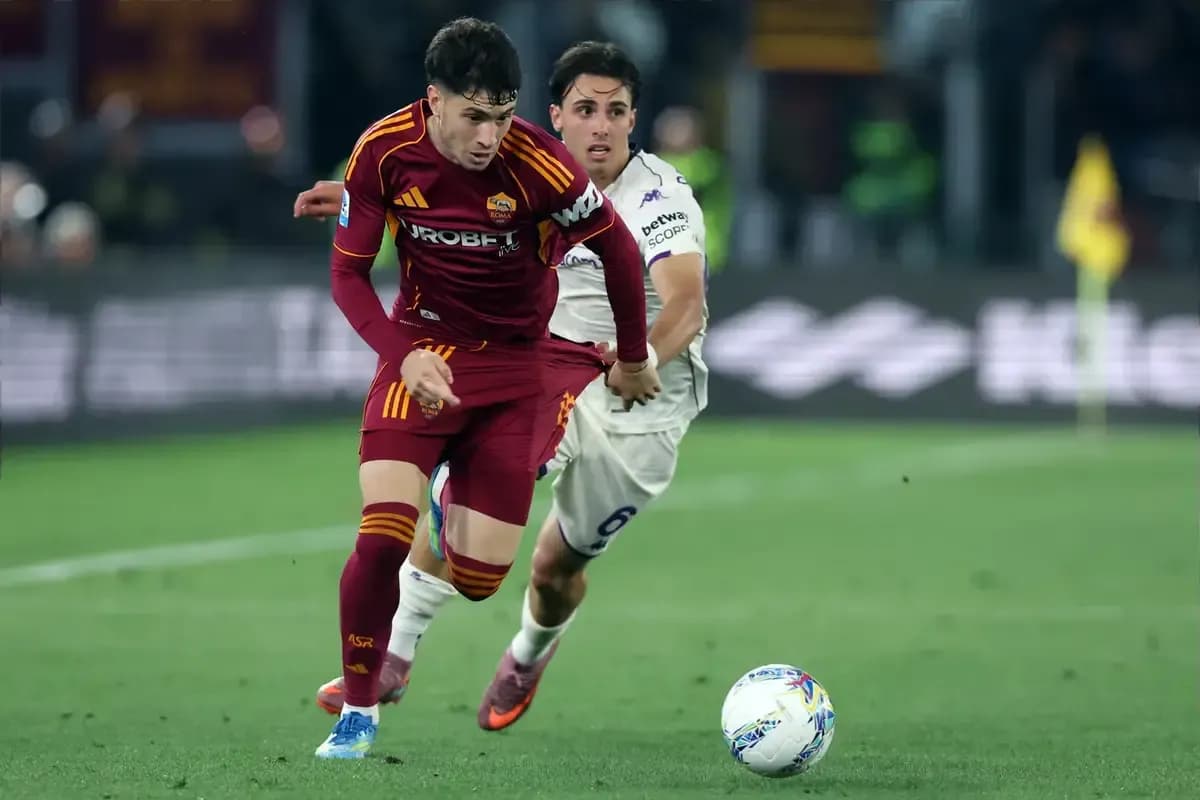 Jugador de Roma corriendo con el balón, rival persiguiéndolo