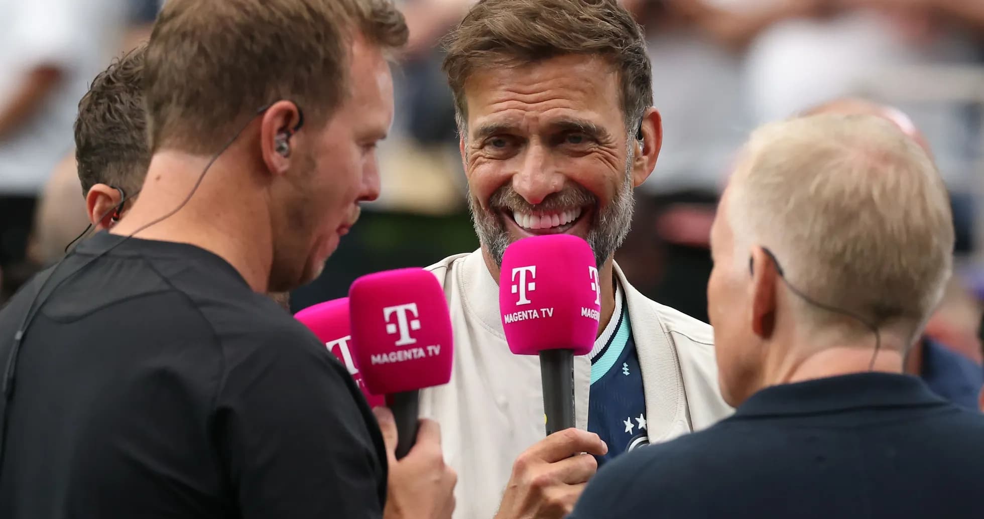 Presentadores entrevistando en evento deportivo