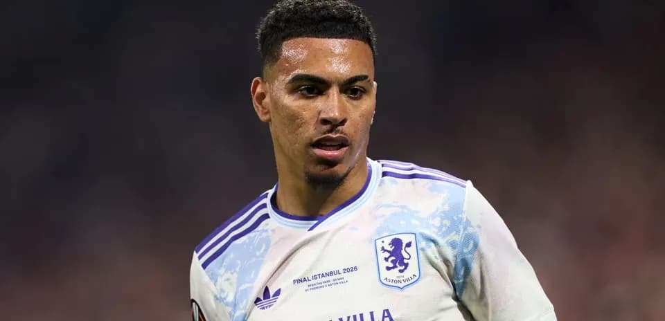 Jugador de Aston Villa en acción durante un partido