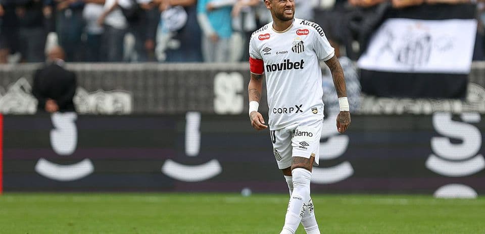 Neymar sonriendo en el campo durante un partido