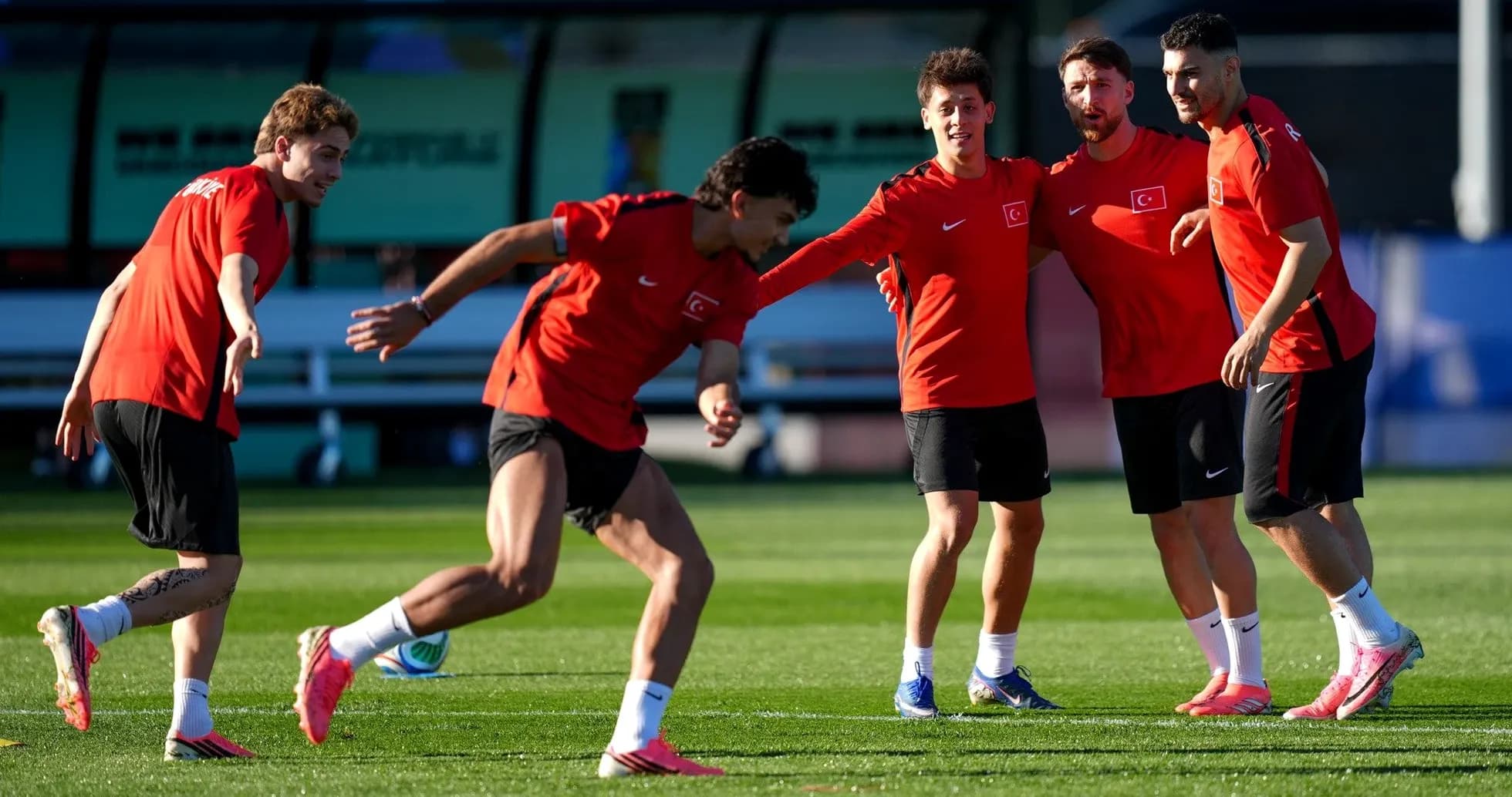 Jugadores de Türkiye entrenando para el Mundial