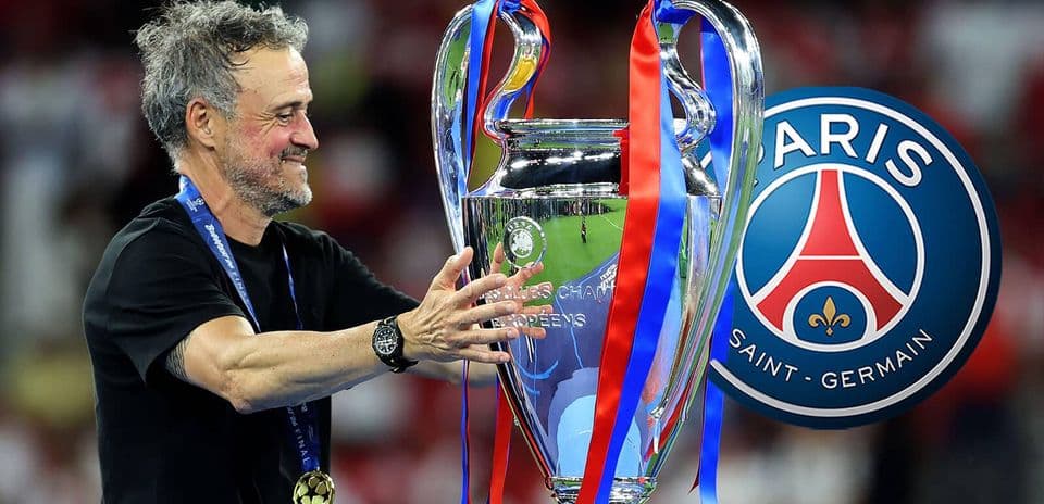 Entrenador levantando la Copa de la UEFA