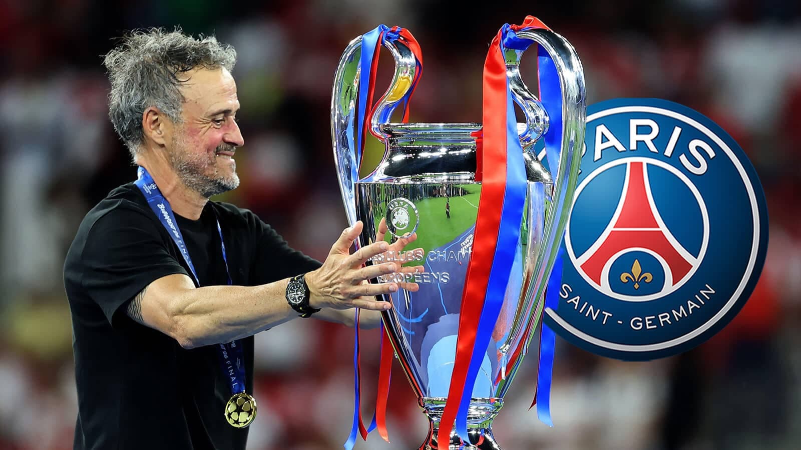 Entrenador levantando la Copa de la UEFA