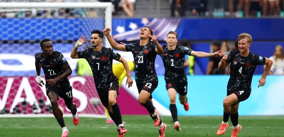 Jugadores celebrando un gol en el partido