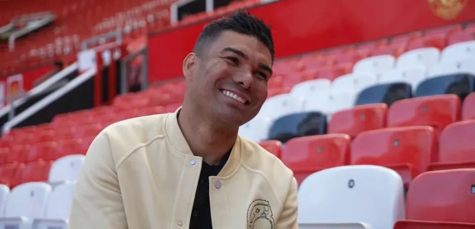 Jugador sonriendo en las gradas del estadio
