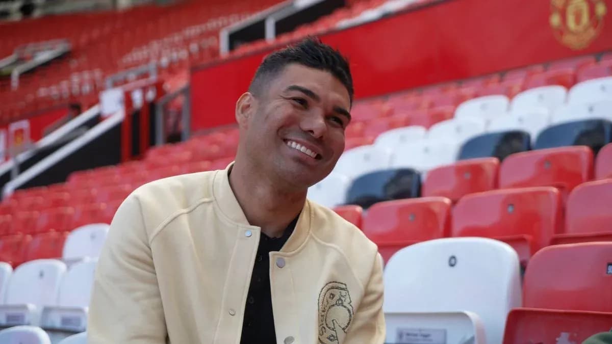 Jugador sonriendo en las gradas del estadio