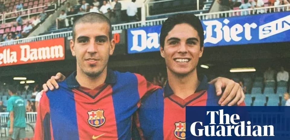 Dos jugadores de FC Barcelona posando juntos