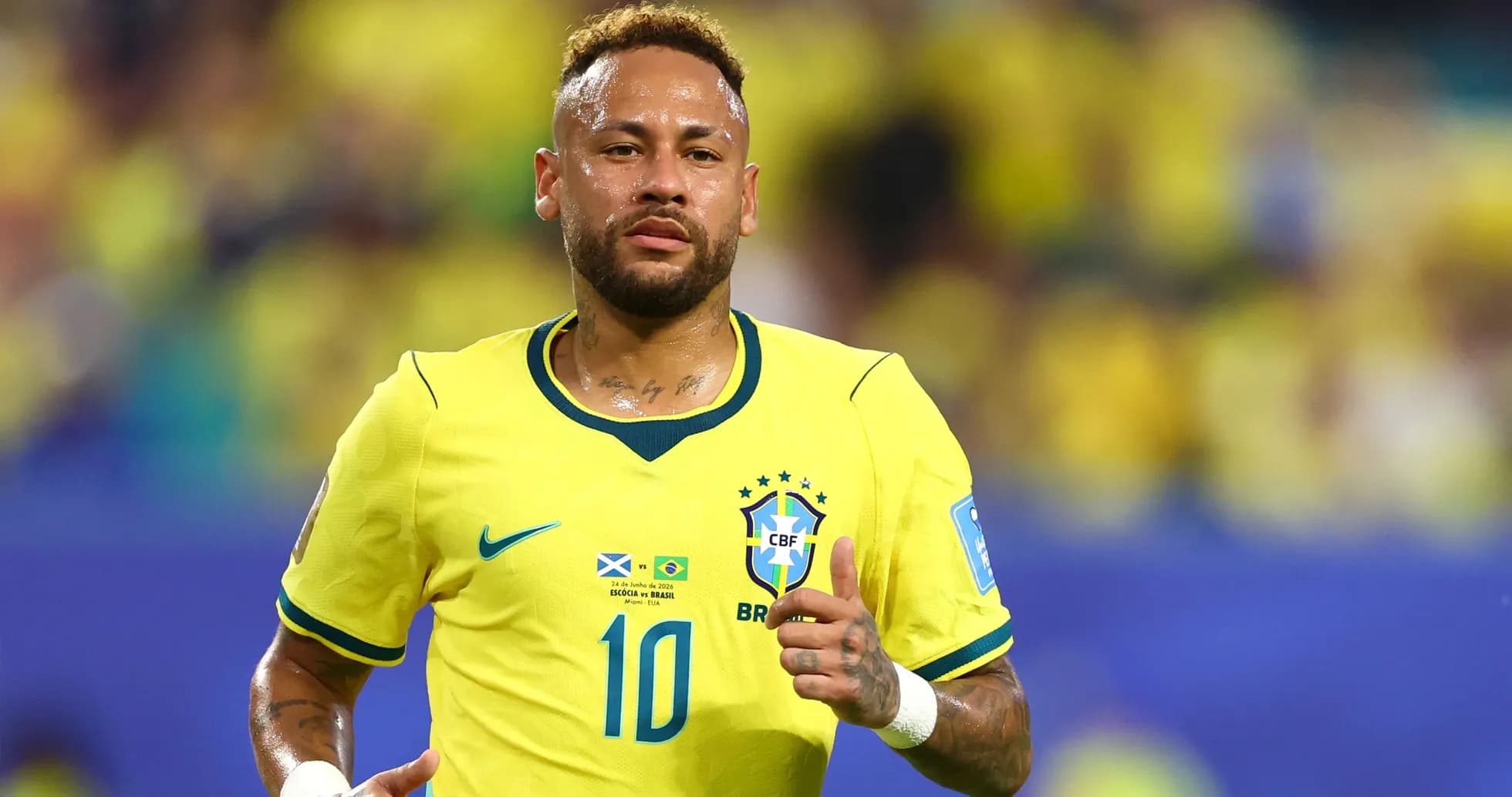Neymar corriendo con camiseta amarilla de Brasil