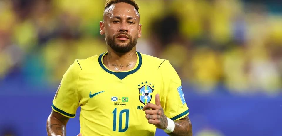 Neymar corriendo con camiseta amarilla de Brasil