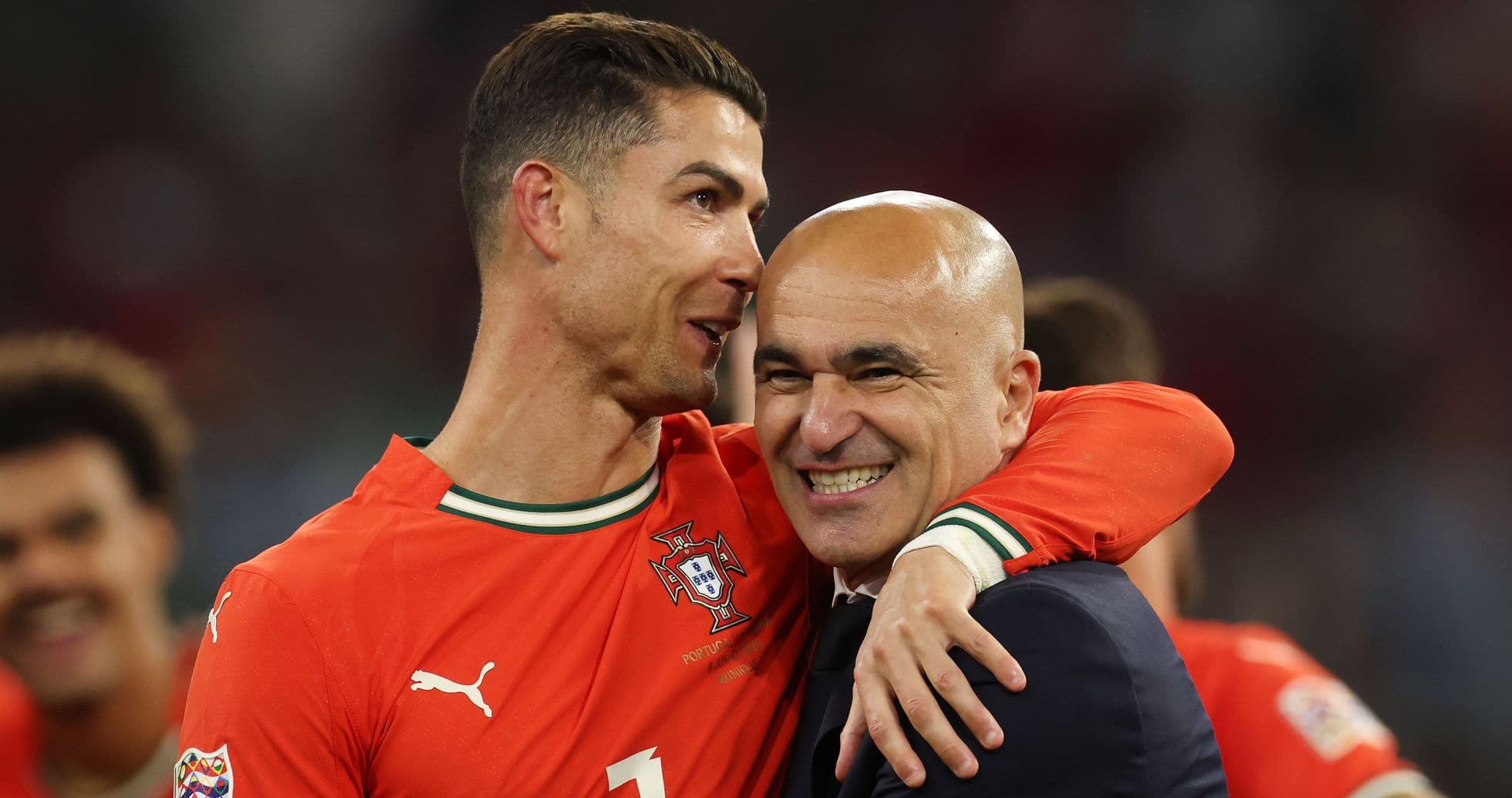 Cristiano Ronaldo abrazando a su entrenador en celebración
