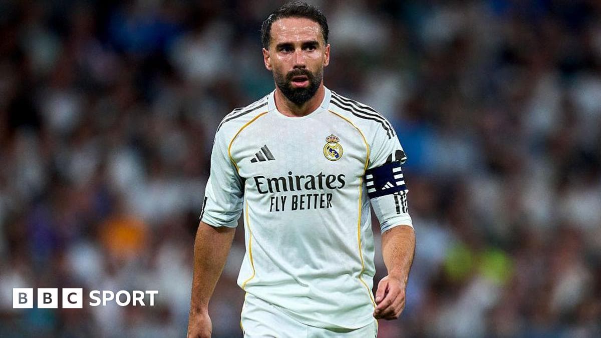 Jugador de Real Madrid con banda de capitán en el campo