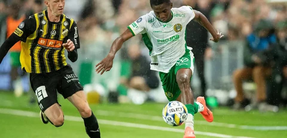 Jugador con balón siendo perseguido por adversario