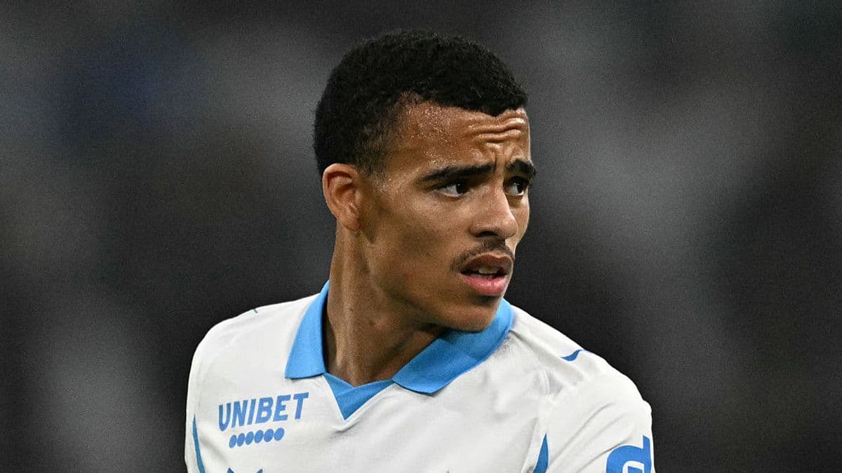 Jugador con camiseta blanca de Unibet en el campo