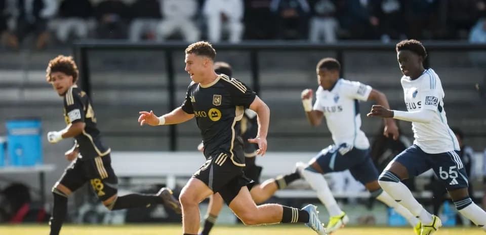 Jugador de Los Angeles FC II corriendo con el balón