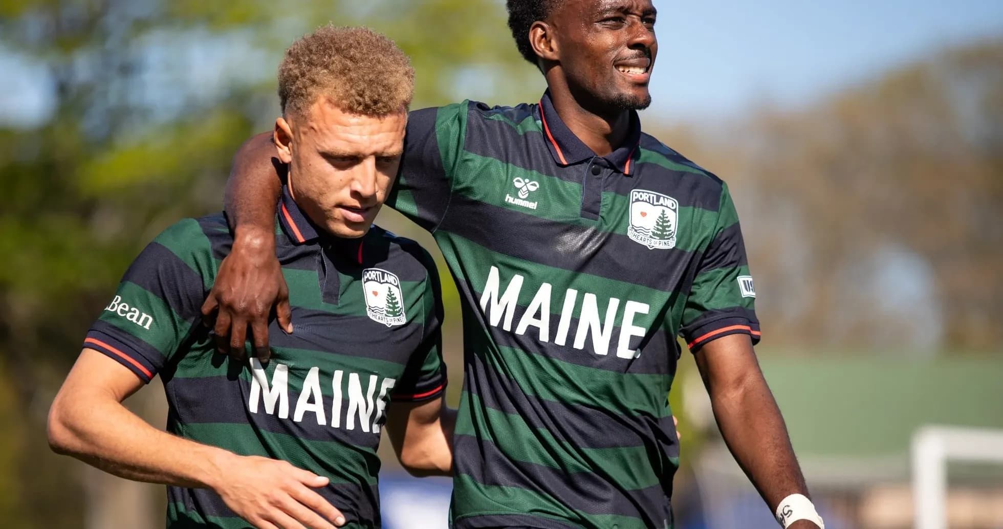 Jugadores de Portland Hearts of Pine abrazándose