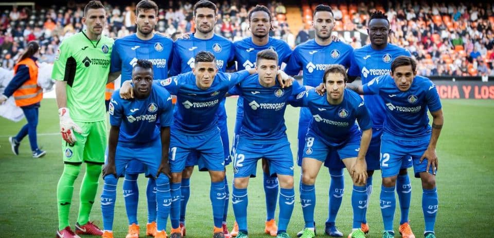 Equipo de Getafe posando en el campo