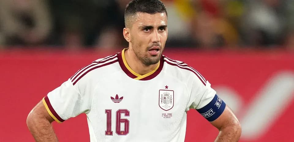 Jugador de España con camiseta blanca durante el partido