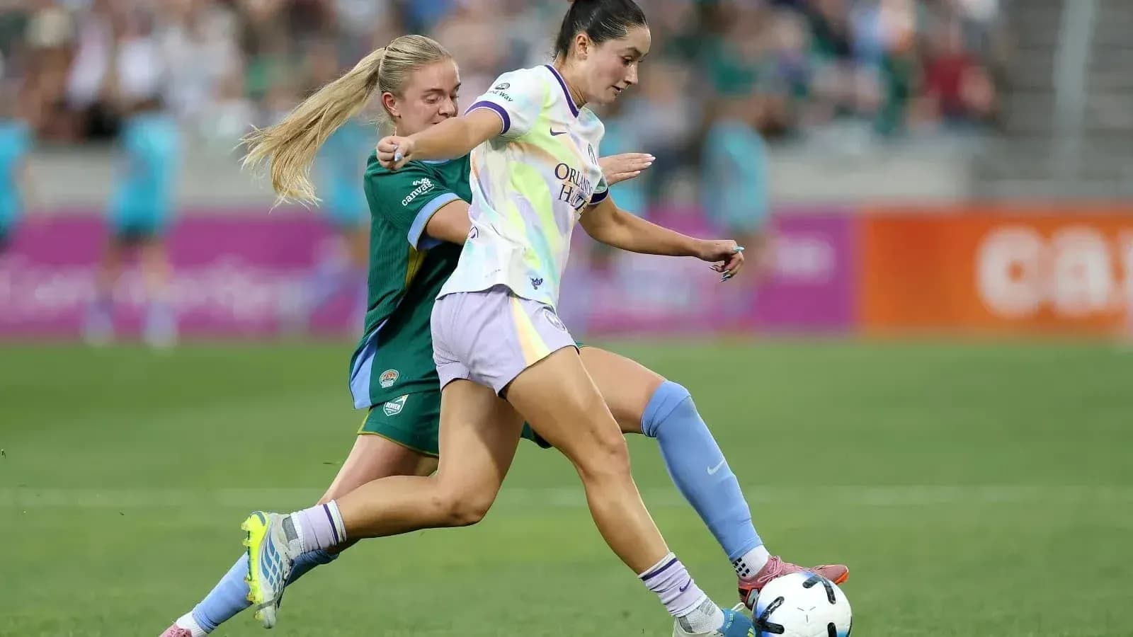 Jugadora de Orlando Pride en acción contra Bay FC
