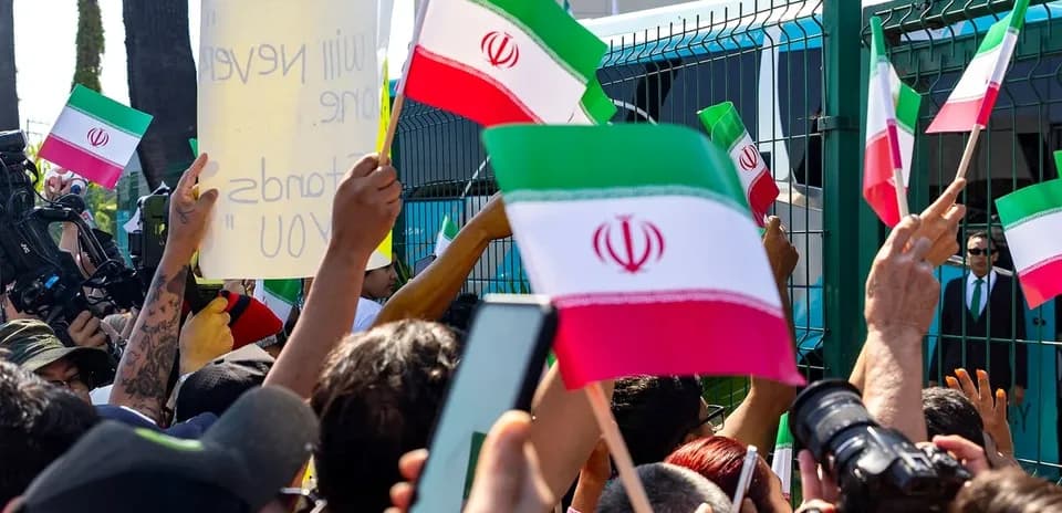 Multitud con banderas de Irán en manifestación