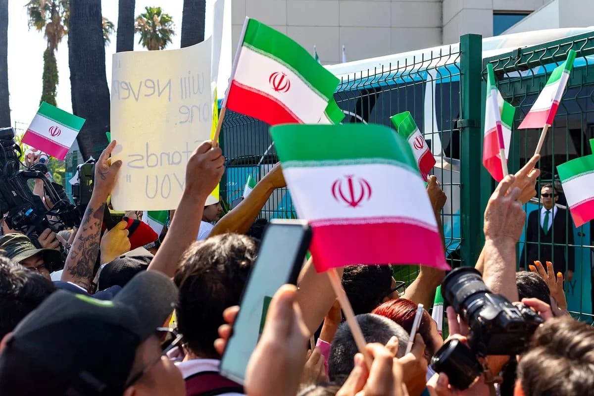 Multitud con banderas de Irán en manifestación