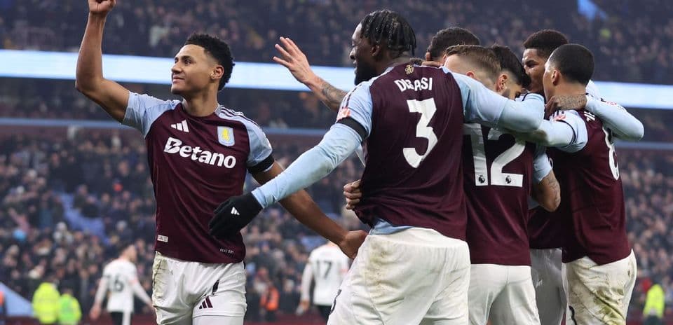 Celebración de jugadores de Aston Villa tras un gol