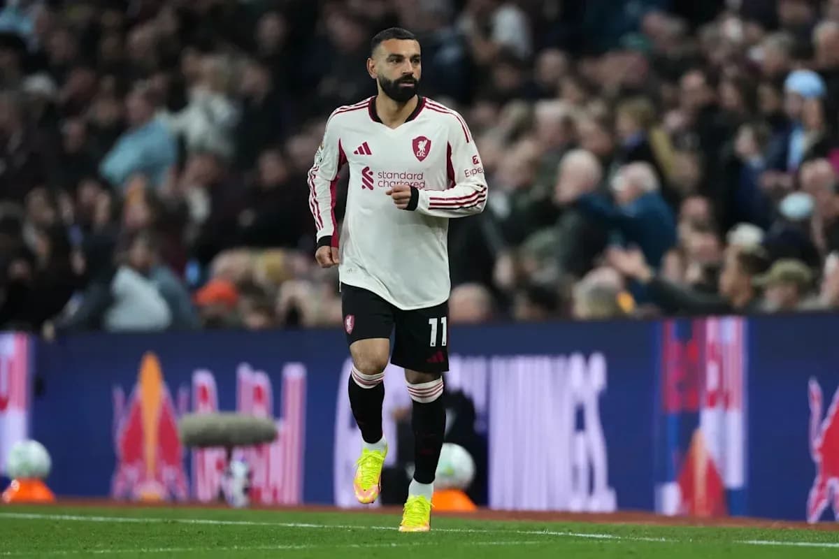 Jugador corriendo en el campo durante el partido