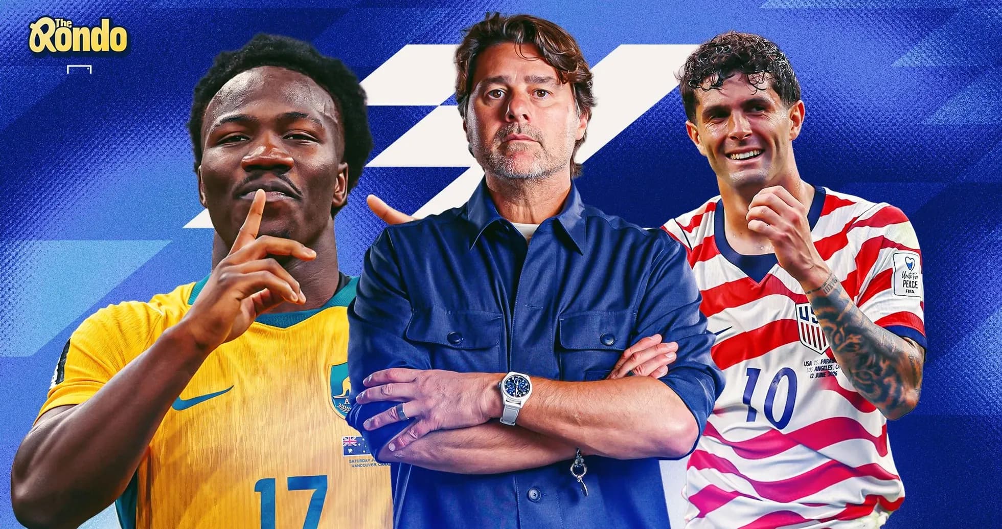 Tres jugadores de fútbol y un entrenador posando juntos