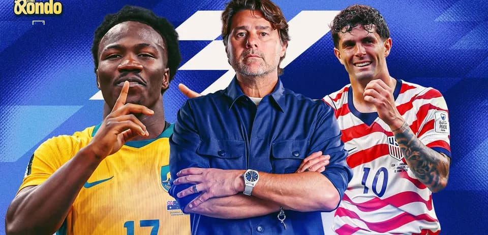 Tres jugadores de fútbol y un entrenador posando juntos