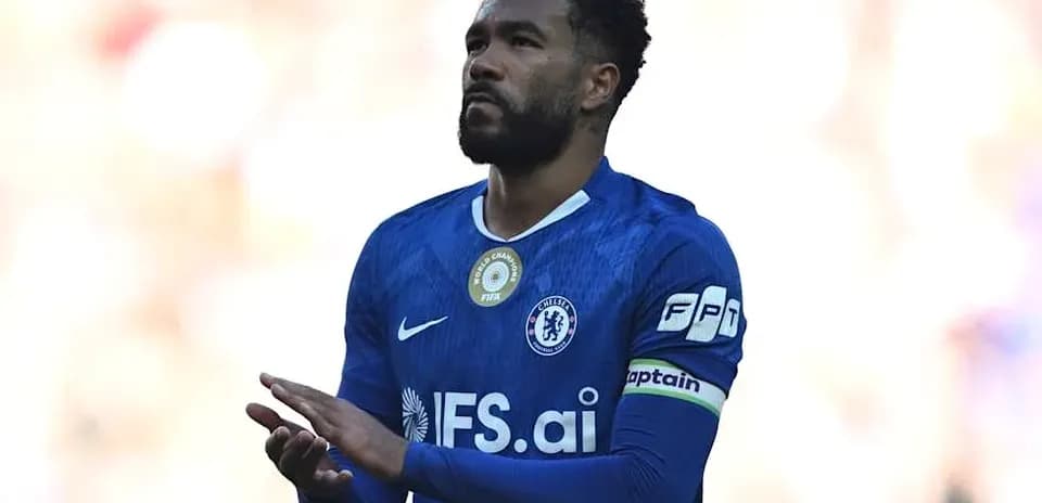Jugador de Chelsea aplaudiendo en el campo