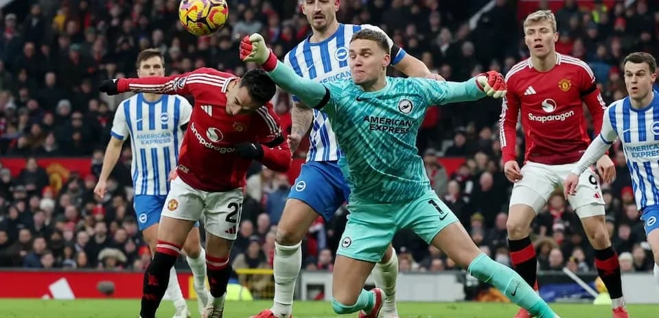 Jugadores de Brighton y Manchester United en acción