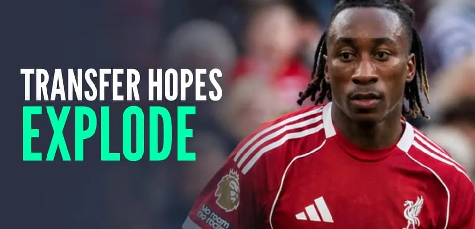 Jugador de Liverpool en camiseta roja durante el partido