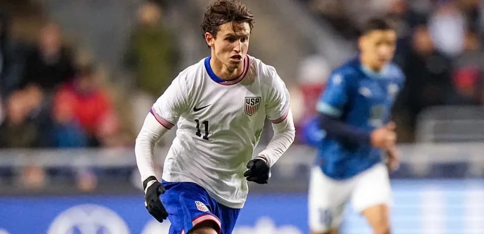 Jugador de Estados Unidos corriendo en el campo