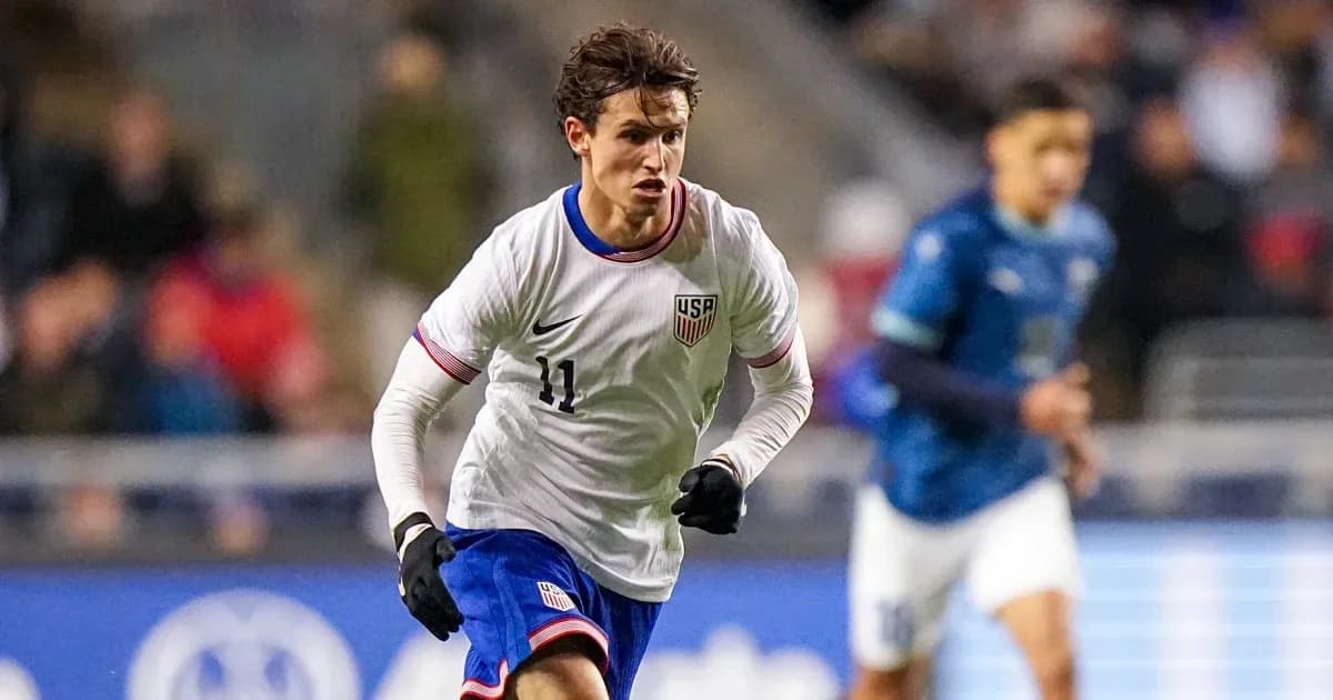 Jugador de Estados Unidos corriendo en el campo
