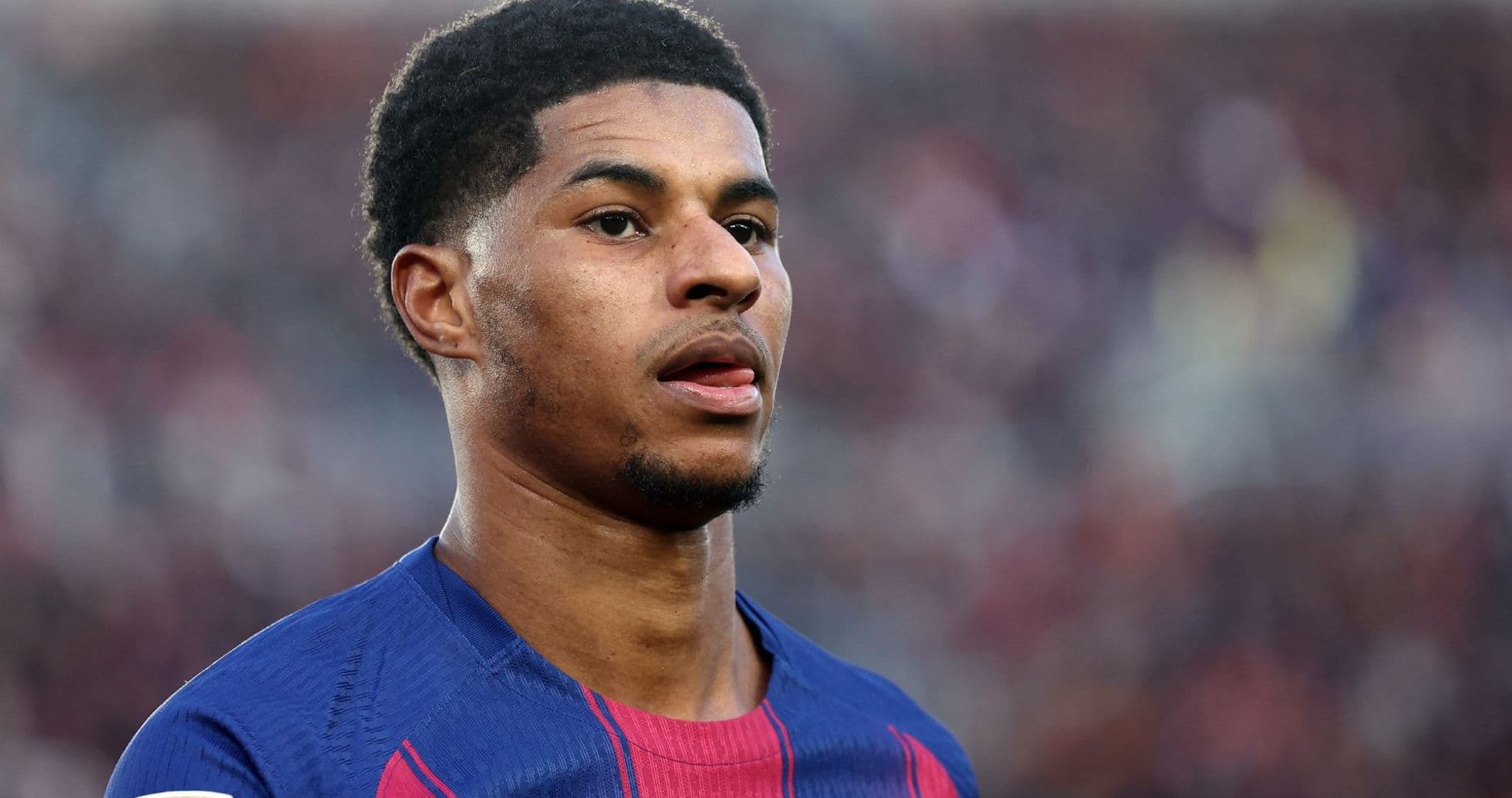 Jugador de fútbol con camiseta del Barcelona en el campo