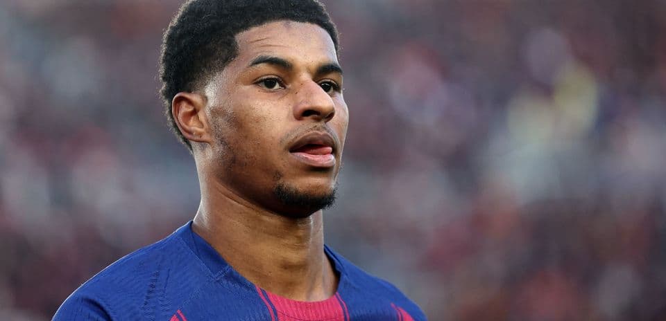Jugador de fútbol con camiseta del Barcelona en el campo