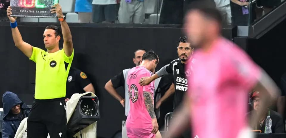 Sustitución de Messi durante un partido de fútbol