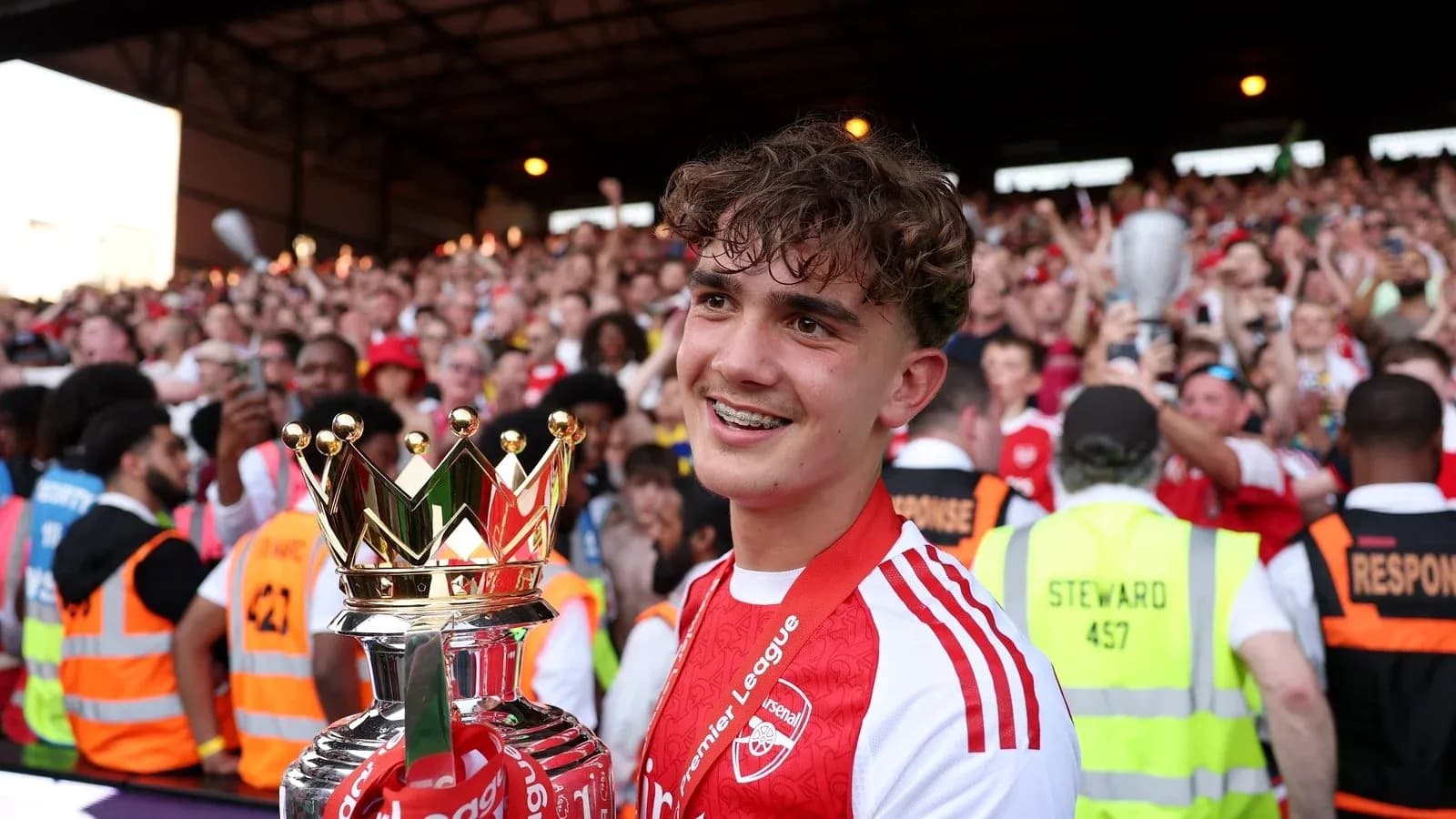 Jugador del Arsenal celebrando con el trofeo de la Premier League
