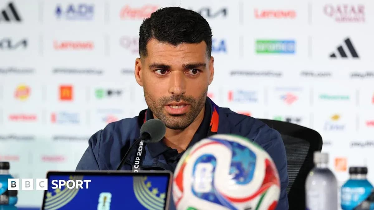 Jugador hablando en conferencia de prensa con balón