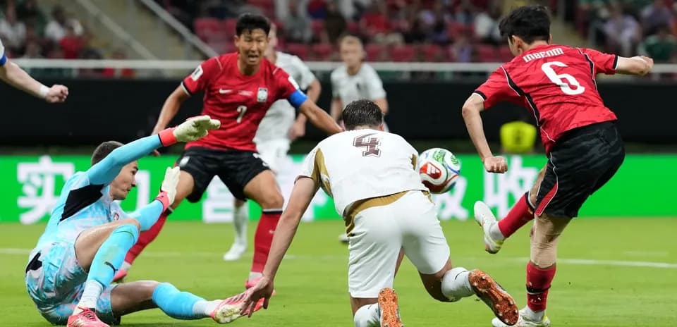 Jugadores de Corea del Sur en acción durante el partido