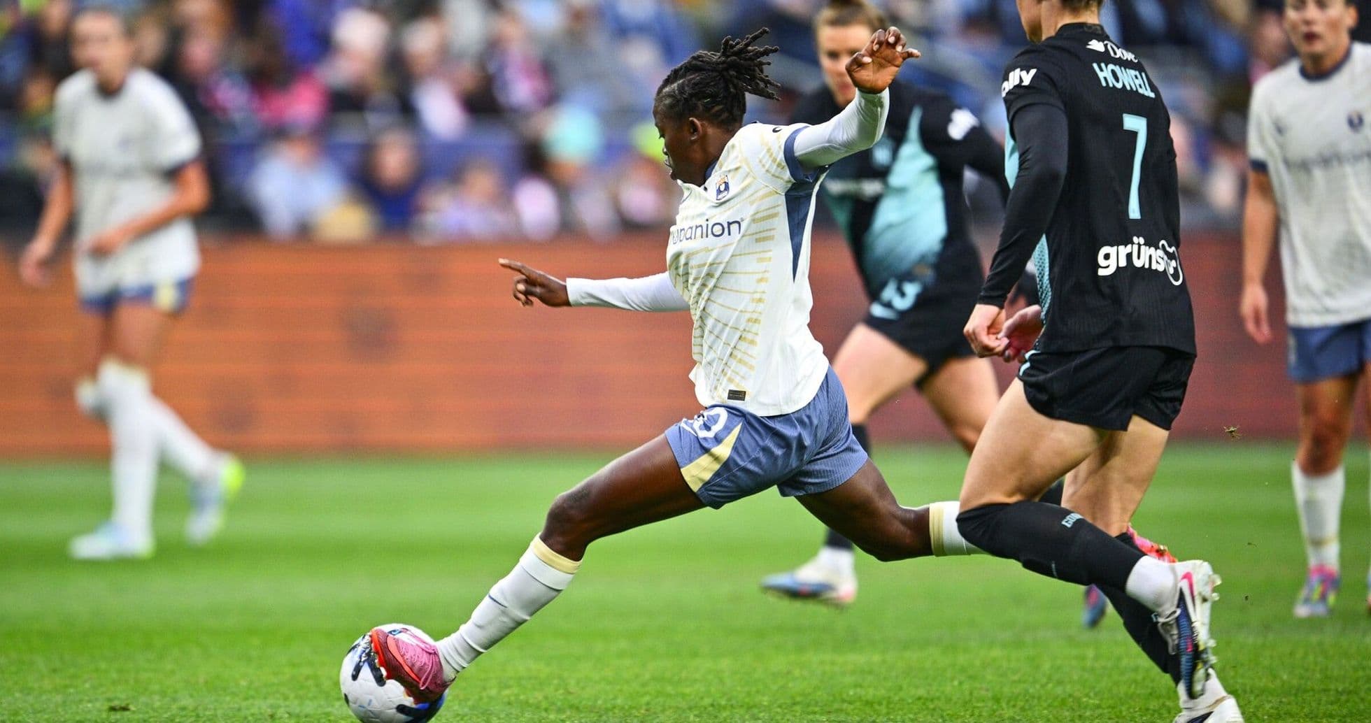 Una jugadora de Seattle Reign FC driblando el balón