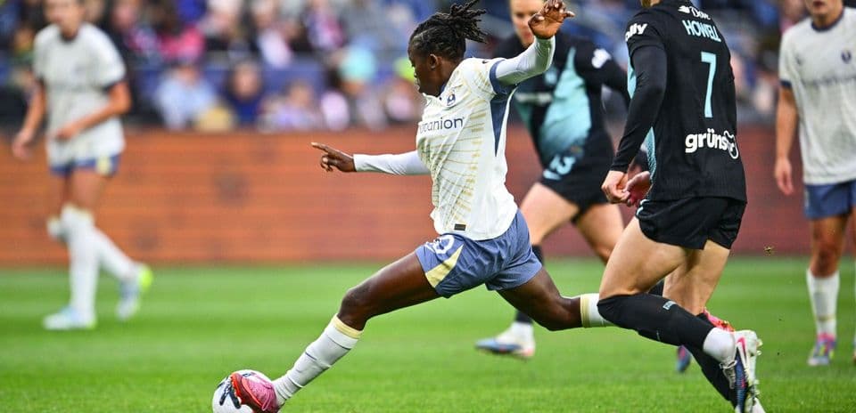 Una jugadora de Seattle Reign FC driblando el balón