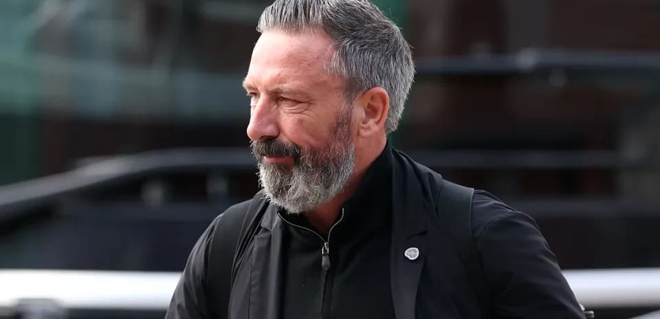 Hombre con barba caminando hacia un autobús